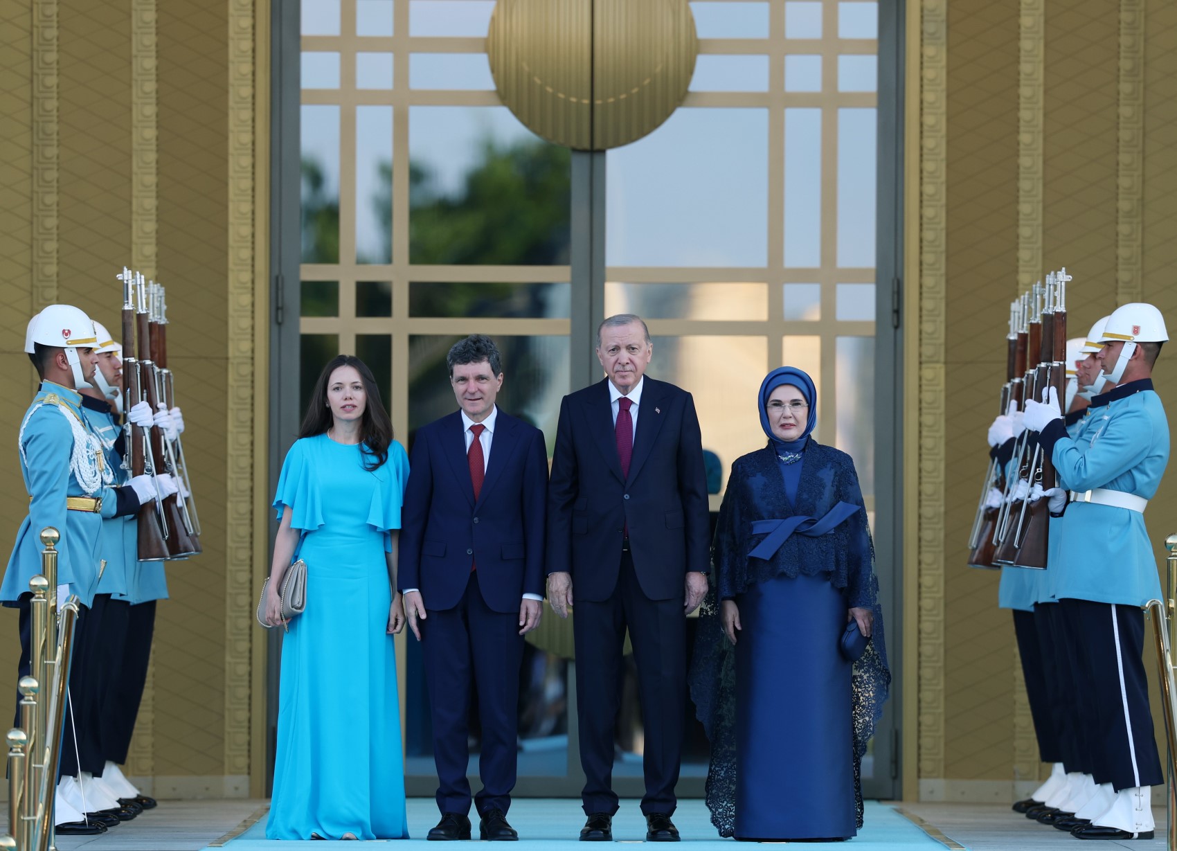 Devlet ve hükümet başkanları ile eşleri onuruna Cumhurbaşkanlığı Külliyesi'nde resepsiyon: Cumhurbaşkanı Erdoğan kapıda karşıladı