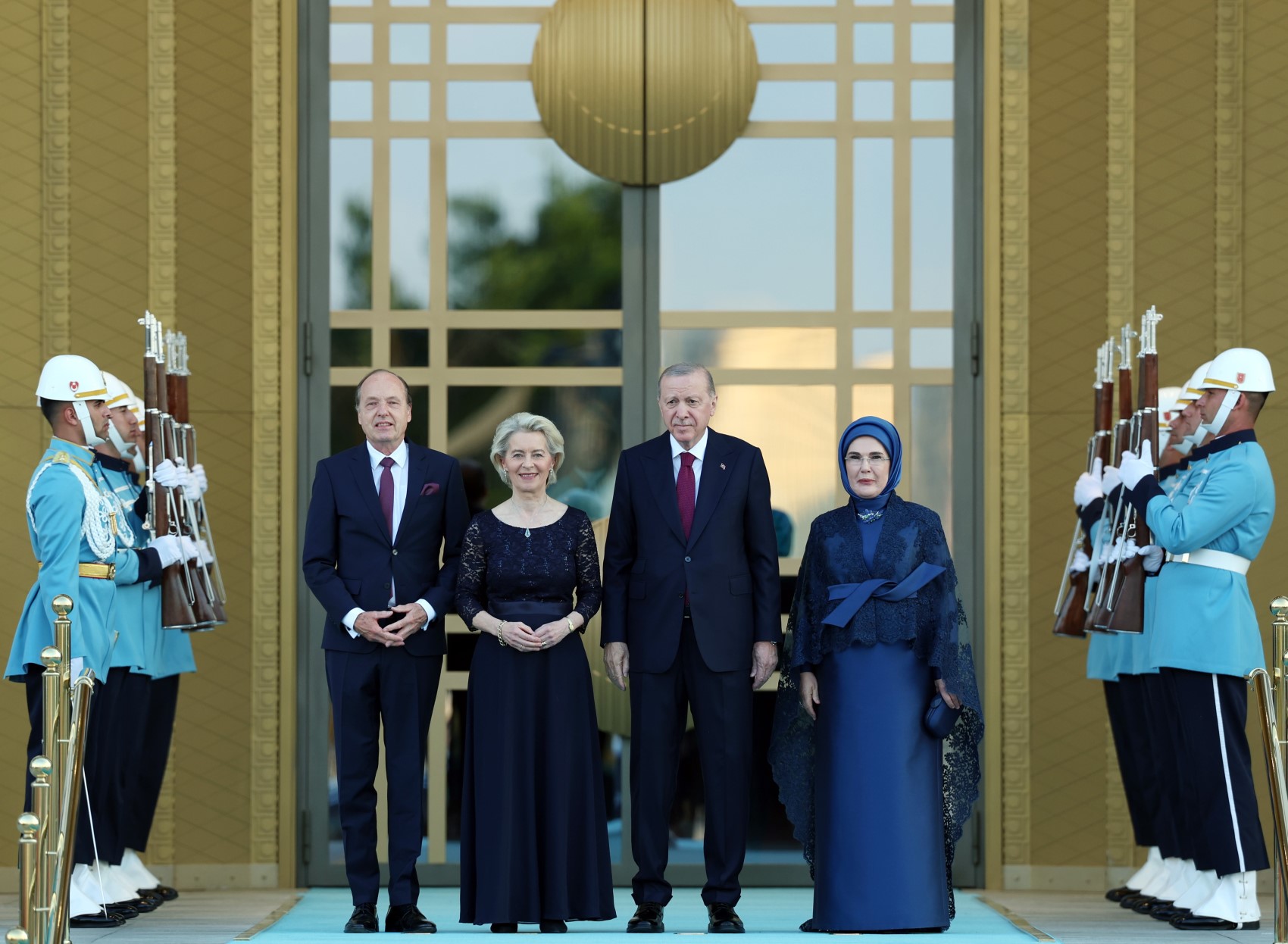 Devlet ve hükümet başkanları ile eşleri onuruna Cumhurbaşkanlığı Külliyesi'nde resepsiyon: Cumhurbaşkanı Erdoğan kapıda karşıladı
