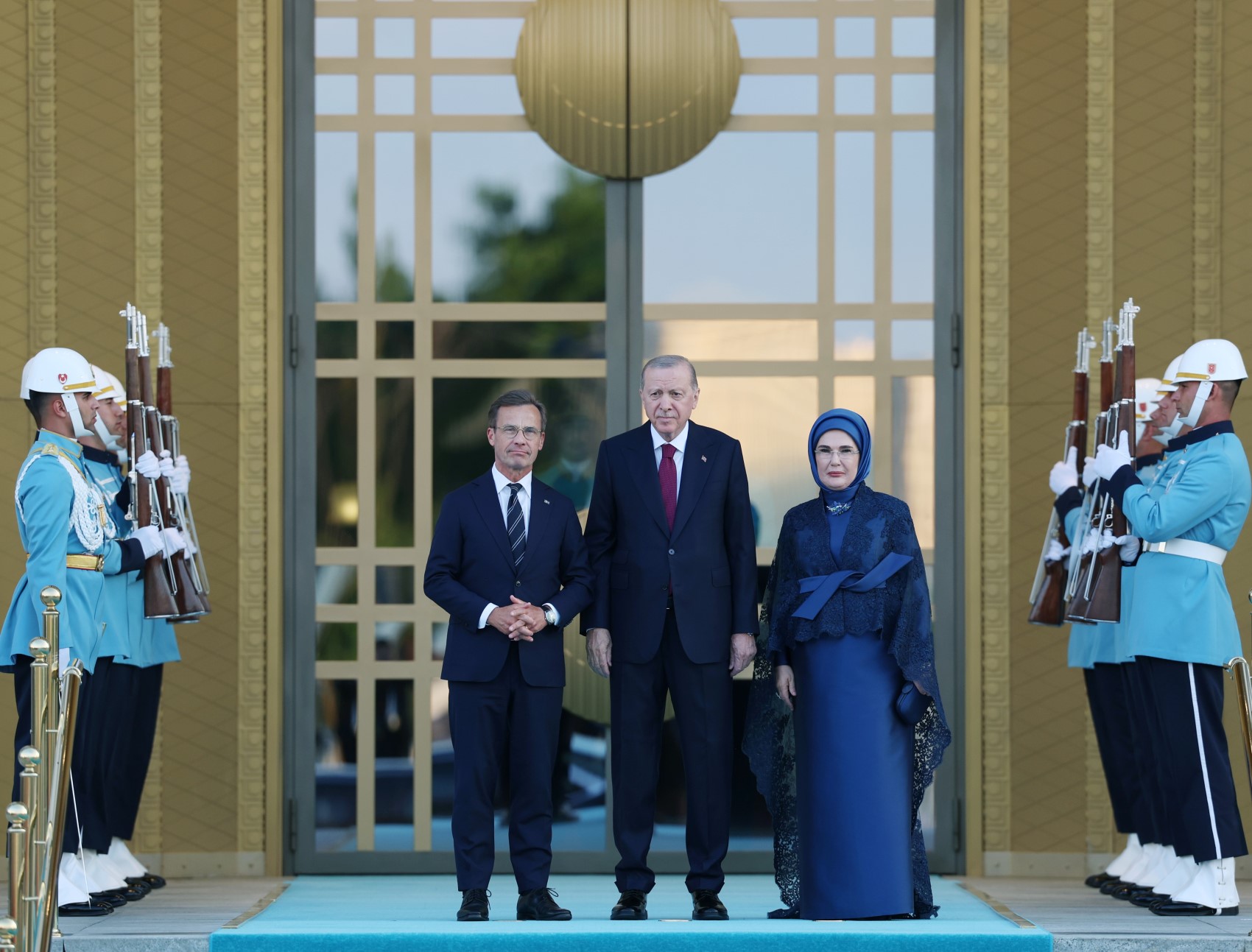 Devlet ve hükümet başkanları ile eşleri onuruna Cumhurbaşkanlığı Külliyesi'nde resepsiyon: Cumhurbaşkanı Erdoğan kapıda karşıladı