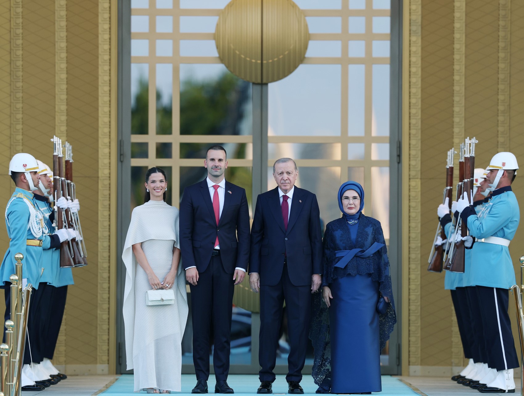 Devlet ve hükümet başkanları ile eşleri onuruna Cumhurbaşkanlığı Külliyesi'nde resepsiyon: Cumhurbaşkanı Erdoğan kapıda karşıladı