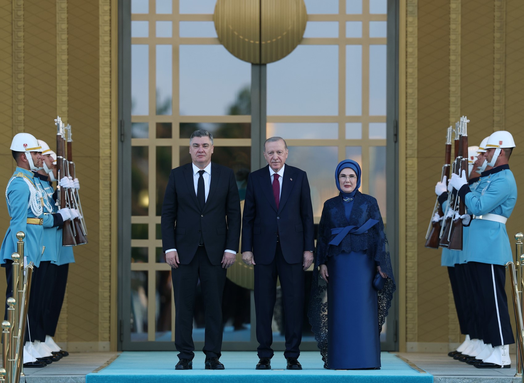 Devlet ve hükümet başkanları ile eşleri onuruna Cumhurbaşkanlığı Külliyesi'nde resepsiyon: Cumhurbaşkanı Erdoğan kapıda karşıladı
