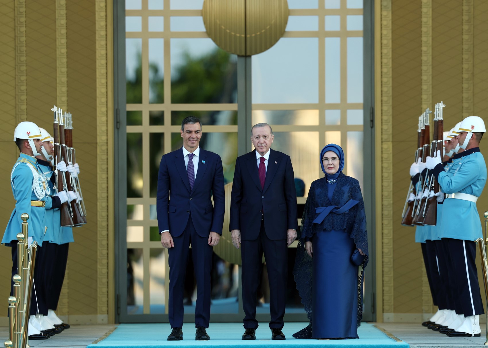 Devlet ve hükümet başkanları ile eşleri onuruna Cumhurbaşkanlığı Külliyesi'nde resepsiyon: Cumhurbaşkanı Erdoğan kapıda karşıladı