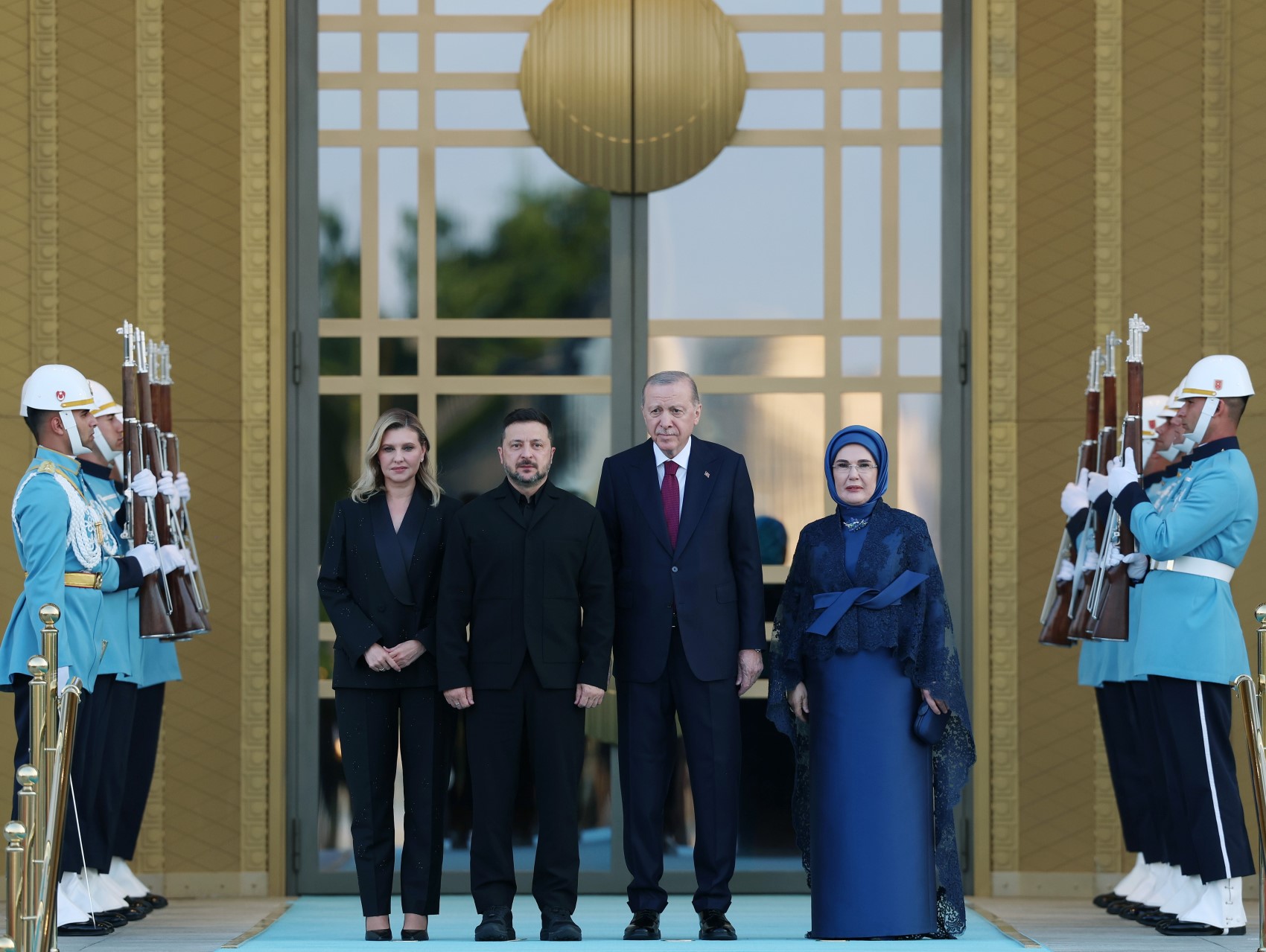 Devlet ve hükümet başkanları ile eşleri onuruna Cumhurbaşkanlığı Külliyesi'nde resepsiyon: Cumhurbaşkanı Erdoğan kapıda karşıladı