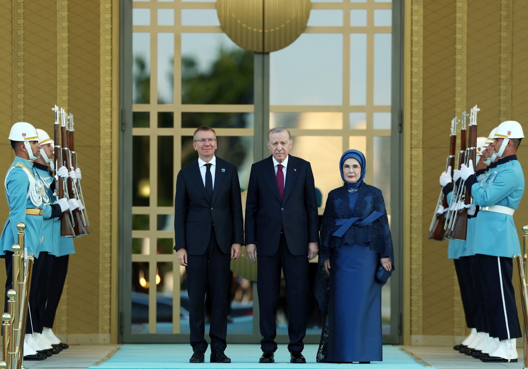 Devlet ve hükümet başkanları ile eşleri onuruna Cumhurbaşkanlığı Külliyesi'nde resepsiyon: Cumhurbaşkanı Erdoğan kapıda karşıladı