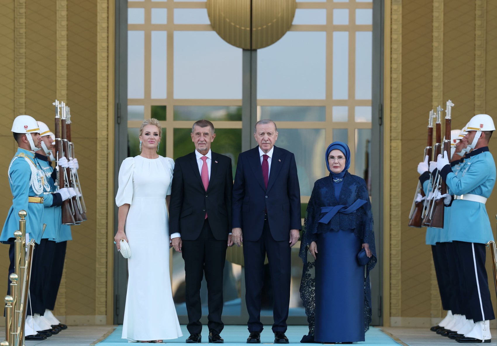 Devlet ve hükümet başkanları ile eşleri onuruna Cumhurbaşkanlığı Külliyesi'nde resepsiyon: Cumhurbaşkanı Erdoğan kapıda karşıladı