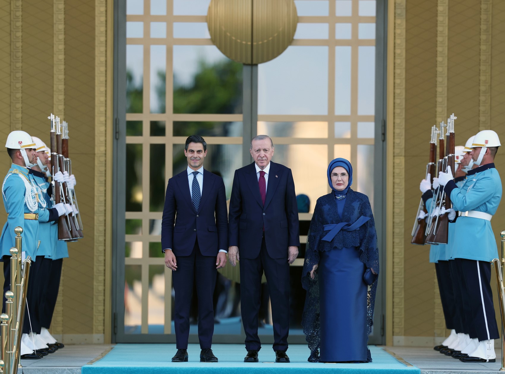 Devlet ve hükümet başkanları ile eşleri onuruna Cumhurbaşkanlığı Külliyesi'nde resepsiyon: Cumhurbaşkanı Erdoğan kapıda karşıladı