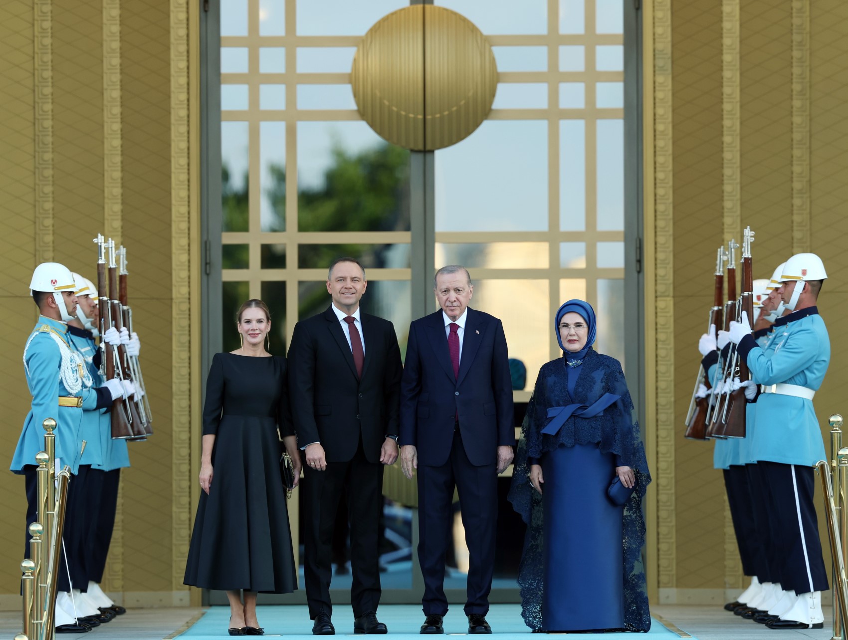 Devlet ve hükümet başkanları ile eşleri onuruna Cumhurbaşkanlığı Külliyesi'nde resepsiyon: Cumhurbaşkanı Erdoğan kapıda karşıladı