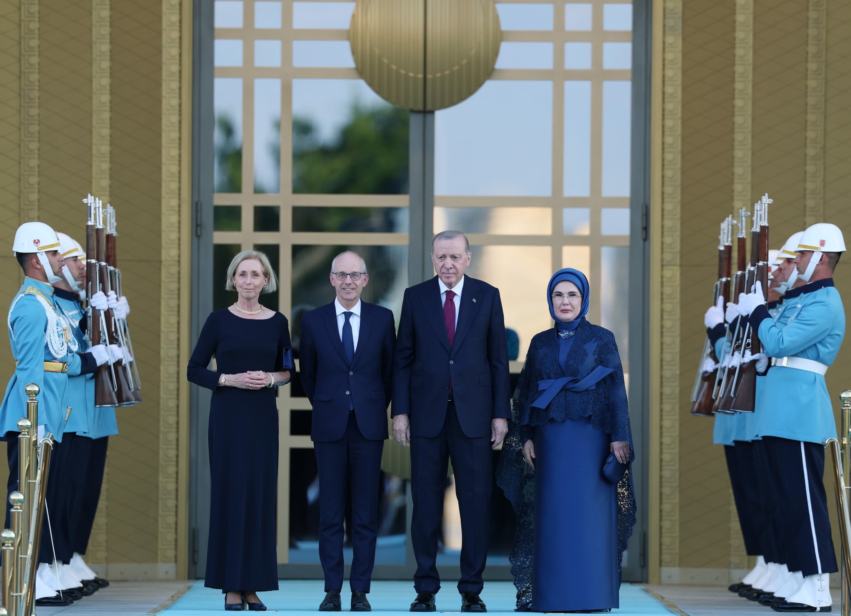 Devlet ve hükümet başkanları ile eşleri onuruna Cumhurbaşkanlığı Külliyesi'nde resepsiyon: Cumhurbaşkanı Erdoğan kapıda karşıladı