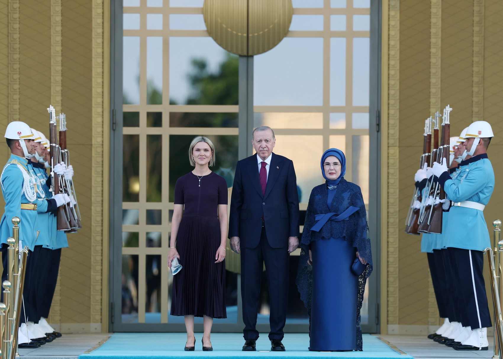 Devlet ve hükümet başkanları ile eşleri onuruna Cumhurbaşkanlığı Külliyesi'nde resepsiyon: Cumhurbaşkanı Erdoğan kapıda karşıladı