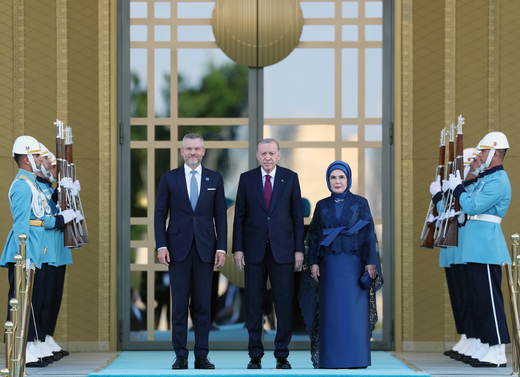 Devlet ve hükümet başkanları ile eşleri onuruna Cumhurbaşkanlığı Külliyesi'nde resepsiyon: Cumhurbaşkanı Erdoğan kapıda karşıladı