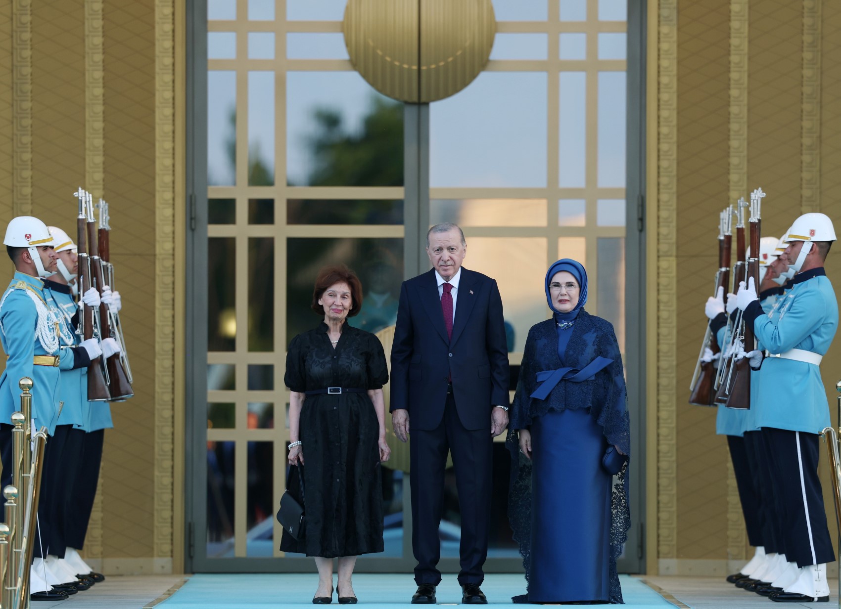Devlet ve hükümet başkanları ile eşleri onuruna Cumhurbaşkanlığı Külliyesi'nde resepsiyon: Cumhurbaşkanı Erdoğan kapıda karşıladı