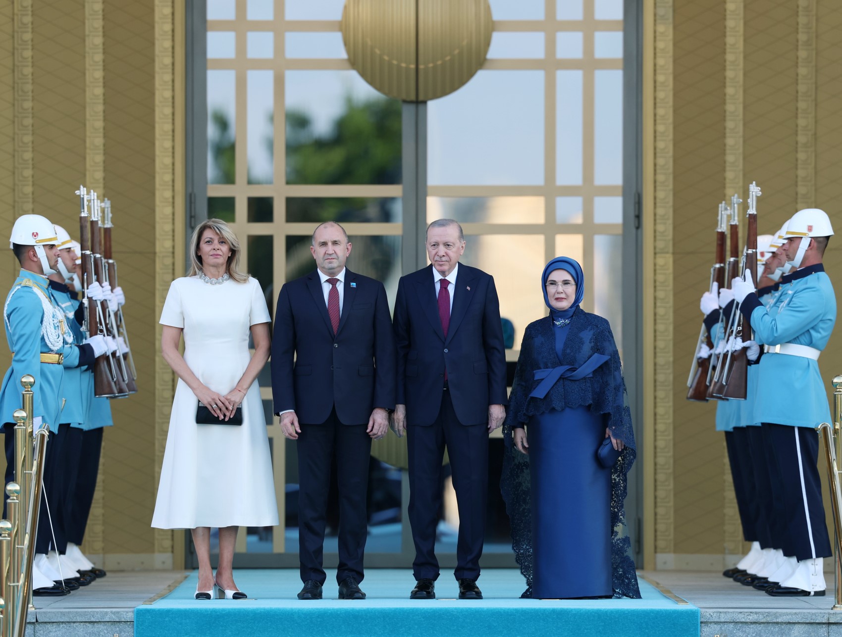 Devlet ve hükümet başkanları ile eşleri onuruna Cumhurbaşkanlığı Külliyesi'nde resepsiyon: Cumhurbaşkanı Erdoğan kapıda karşıladı