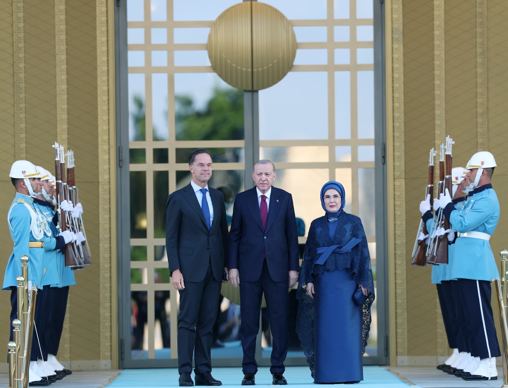 Devlet ve hükümet başkanları ile eşleri onuruna Cumhurbaşkanlığı Külliyesi'nde resepsiyon: Cumhurbaşkanı Erdoğan kapıda karşıladı