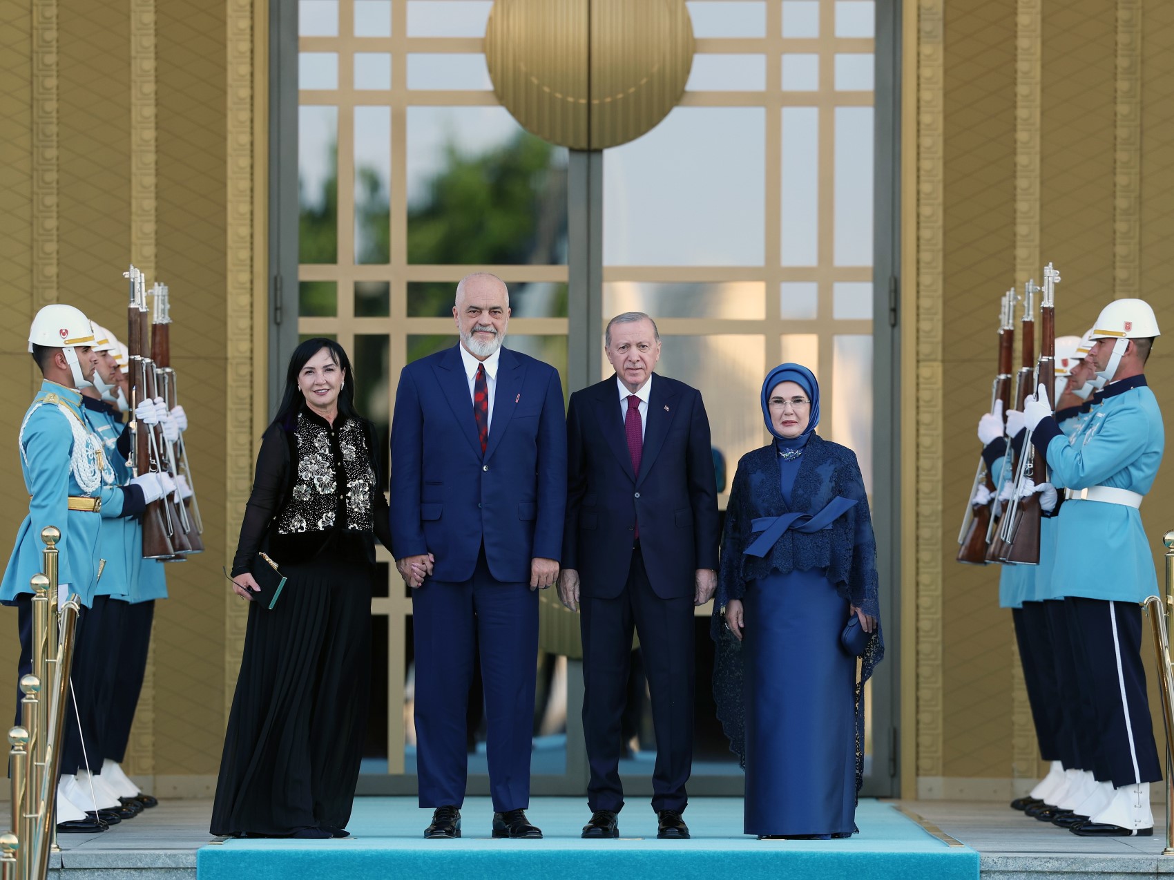 Devlet ve hükümet başkanları ile eşleri onuruna Cumhurbaşkanlığı Külliyesi'nde resepsiyon: Cumhurbaşkanı Erdoğan kapıda karşıladı