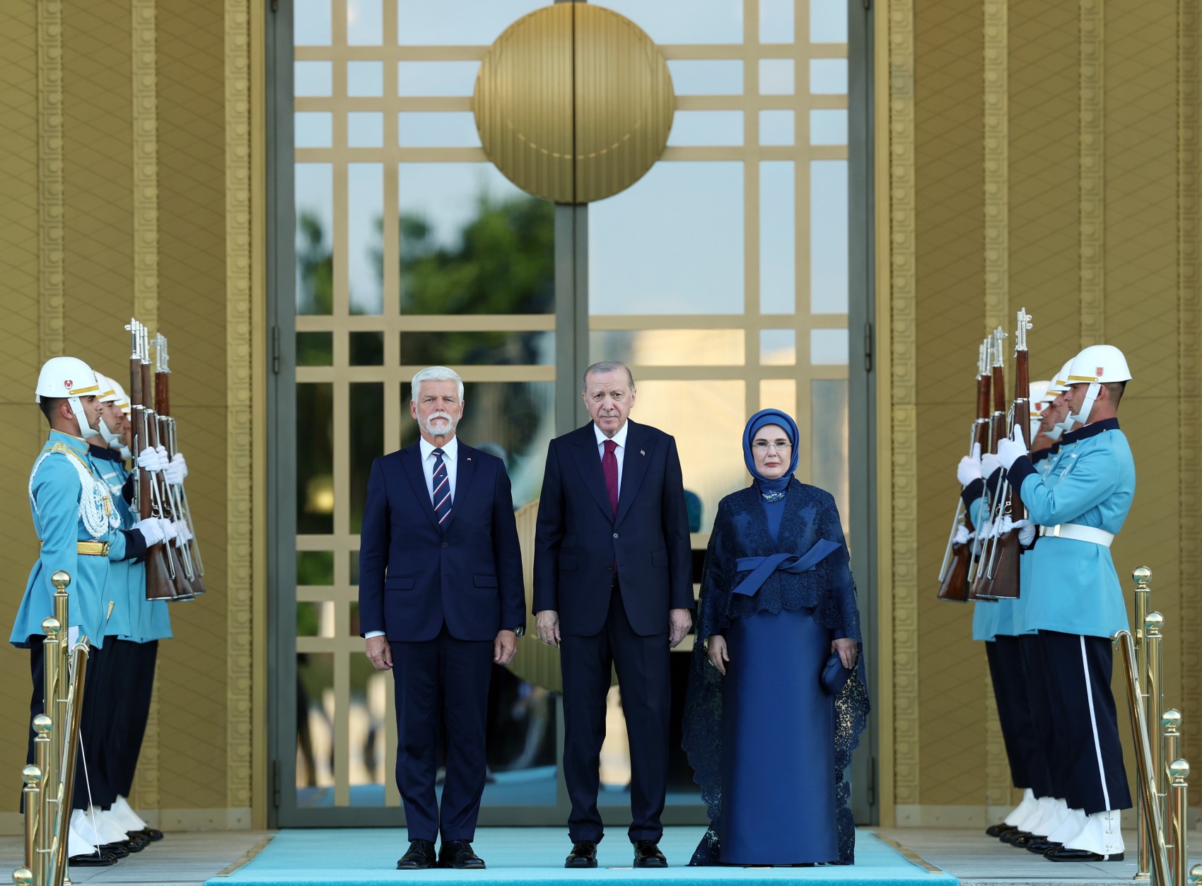 Devlet ve hükümet başkanları ile eşleri onuruna Cumhurbaşkanlığı Külliyesi'nde resepsiyon: Cumhurbaşkanı Erdoğan kapıda karşıladı