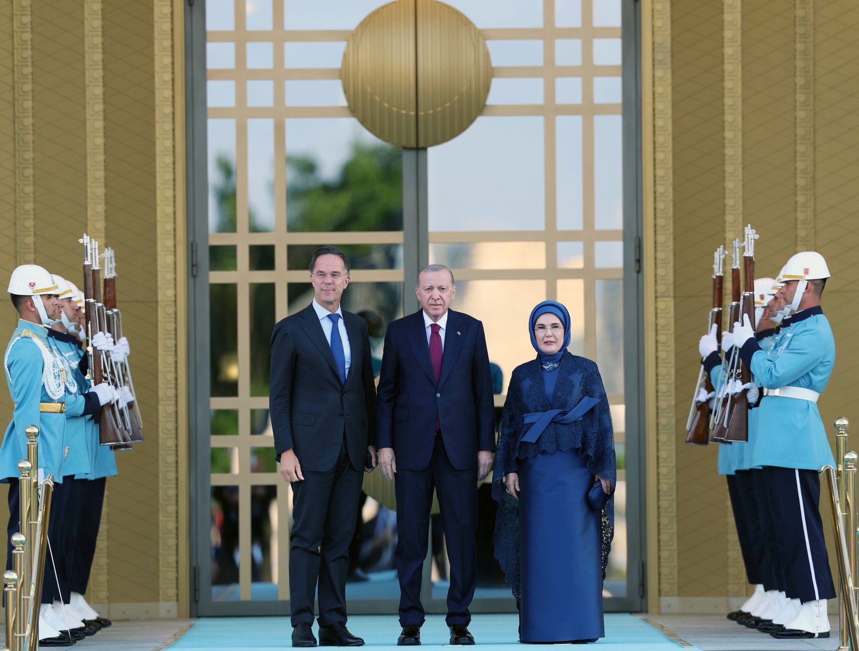 Devlet ve hükümet başkanları ile eşleri onuruna Cumhurbaşkanlığı Külliyesi'nde resepsiyon: Cumhurbaşkanı Erdoğan kapıda karşıladı