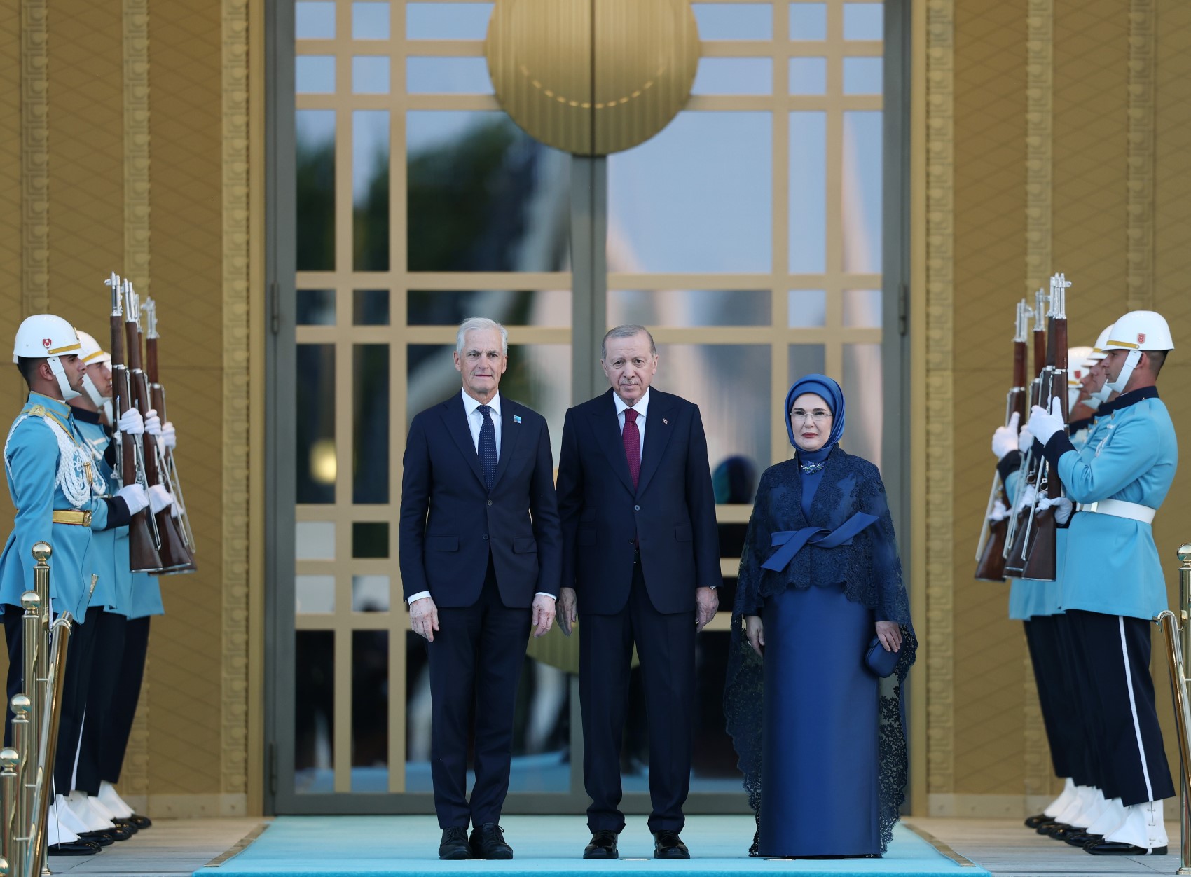 Devlet ve hükümet başkanları ile eşleri onuruna Cumhurbaşkanlığı Külliyesi'nde resepsiyon: Cumhurbaşkanı Erdoğan kapıda karşıladı