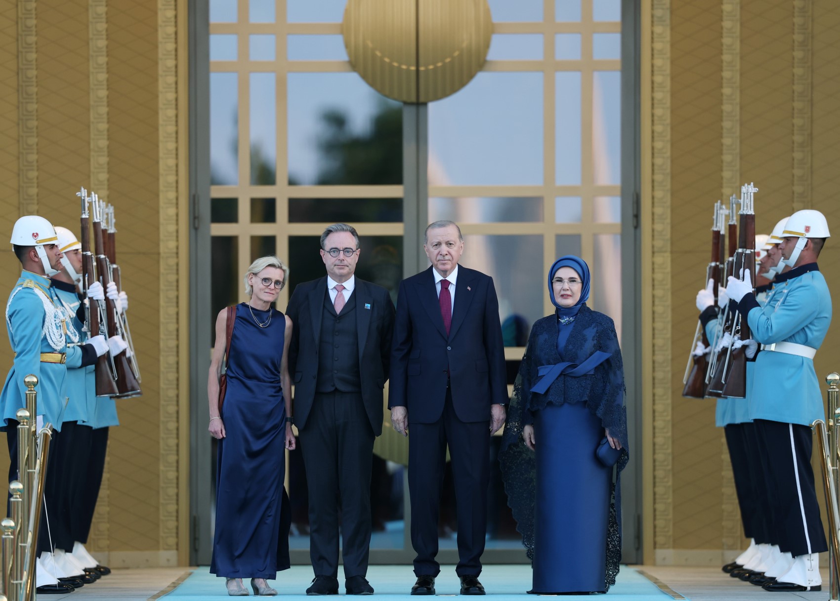Devlet ve hükümet başkanları ile eşleri onuruna Cumhurbaşkanlığı Külliyesi'nde resepsiyon: Cumhurbaşkanı Erdoğan kapıda karşıladı