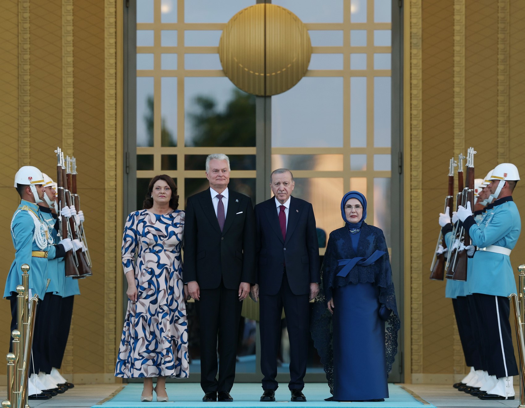 Devlet ve hükümet başkanları ile eşleri onuruna Cumhurbaşkanlığı Külliyesi'nde resepsiyon: Cumhurbaşkanı Erdoğan kapıda karşıladı