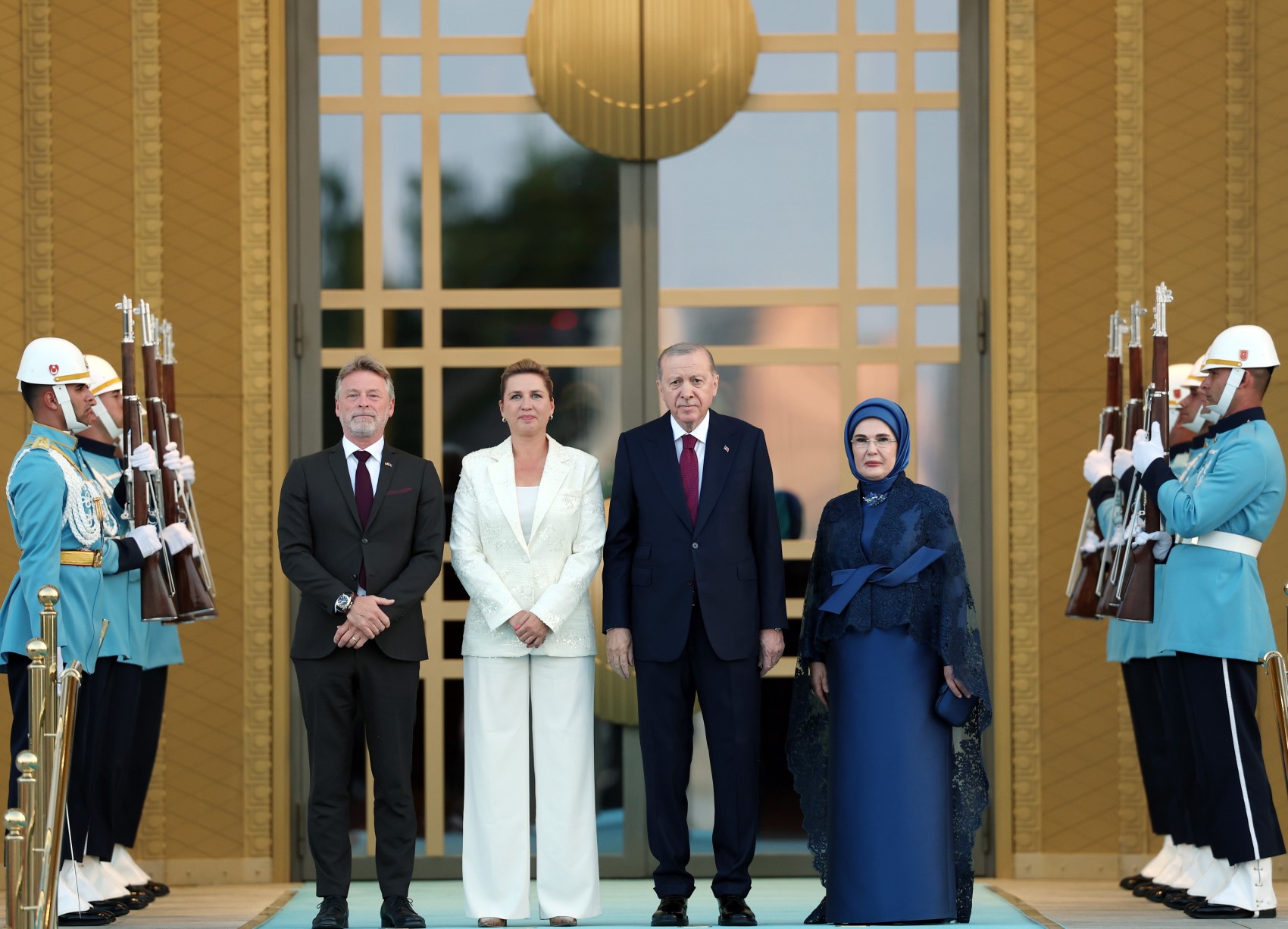 Devlet ve hükümet başkanları ile eşleri onuruna Cumhurbaşkanlığı Külliyesi'nde resepsiyon: Cumhurbaşkanı Erdoğan kapıda karşıladı