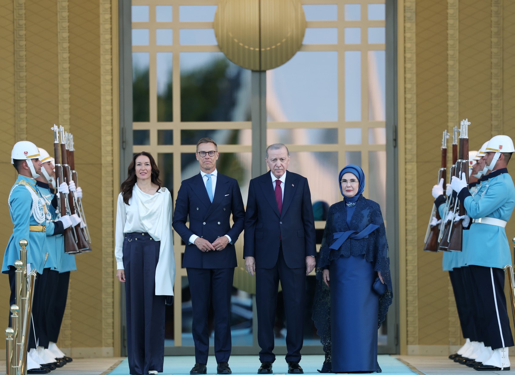 Devlet ve hükümet başkanları ile eşleri onuruna Cumhurbaşkanlığı Külliyesi'nde resepsiyon: Cumhurbaşkanı Erdoğan kapıda karşıladı