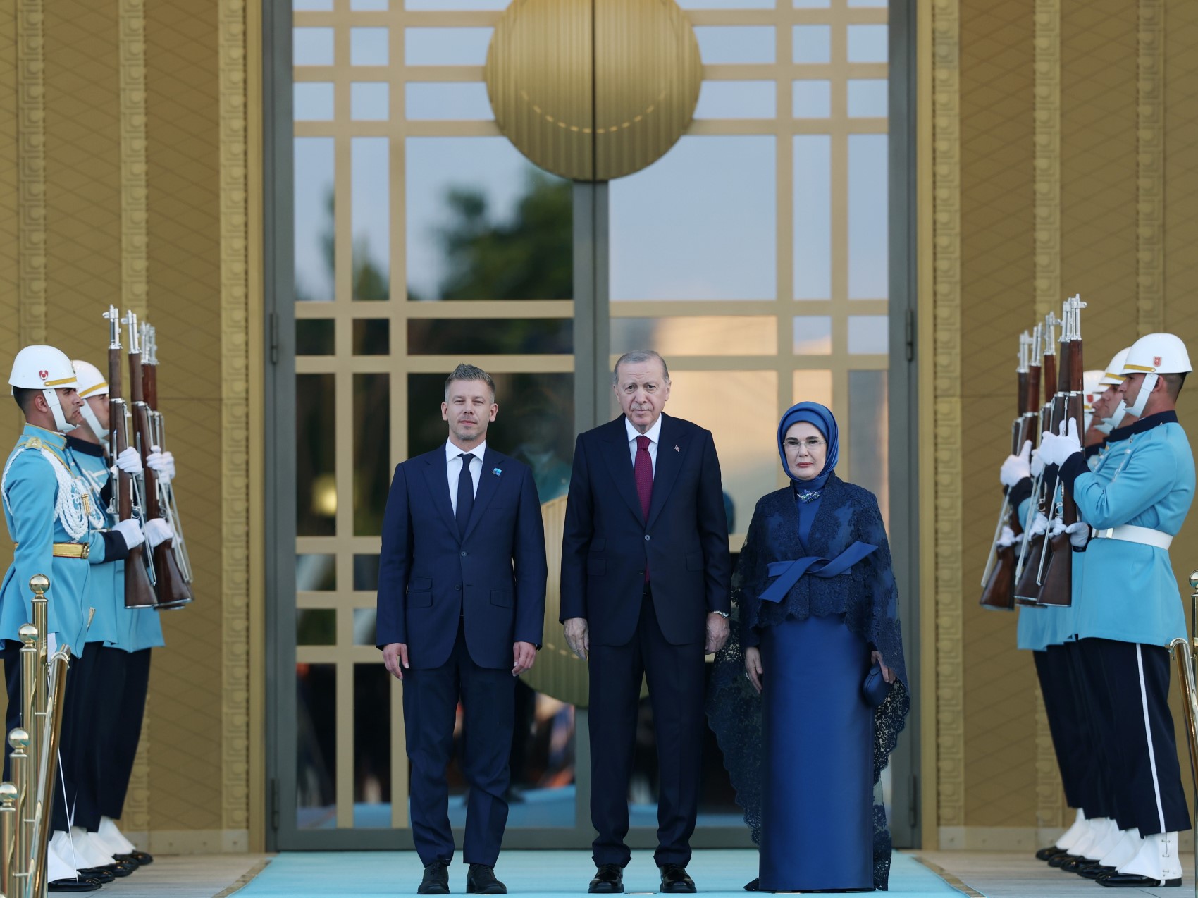 Devlet ve hükümet başkanları ile eşleri onuruna Cumhurbaşkanlığı Külliyesi'nde resepsiyon: Cumhurbaşkanı Erdoğan kapıda karşıladı