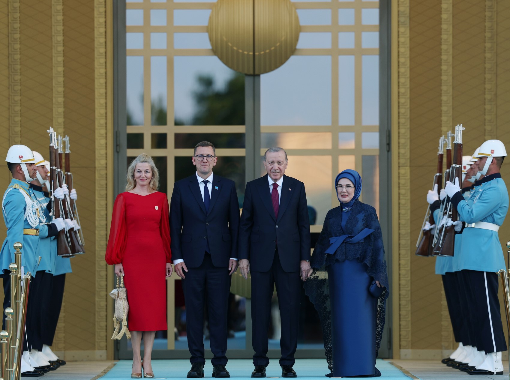 Devlet ve hükümet başkanları ile eşleri onuruna Cumhurbaşkanlığı Külliyesi'nde resepsiyon: Cumhurbaşkanı Erdoğan kapıda karşıladı