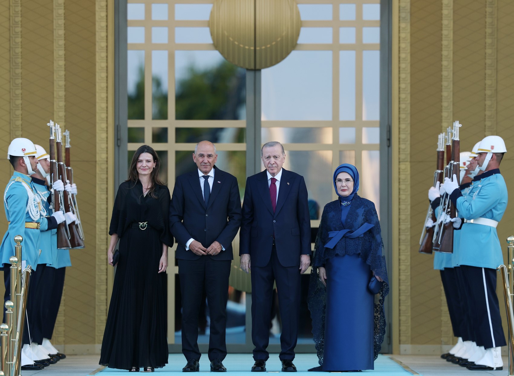 Devlet ve hükümet başkanları ile eşleri onuruna Cumhurbaşkanlığı Külliyesi'nde resepsiyon: Cumhurbaşkanı Erdoğan kapıda karşıladı
