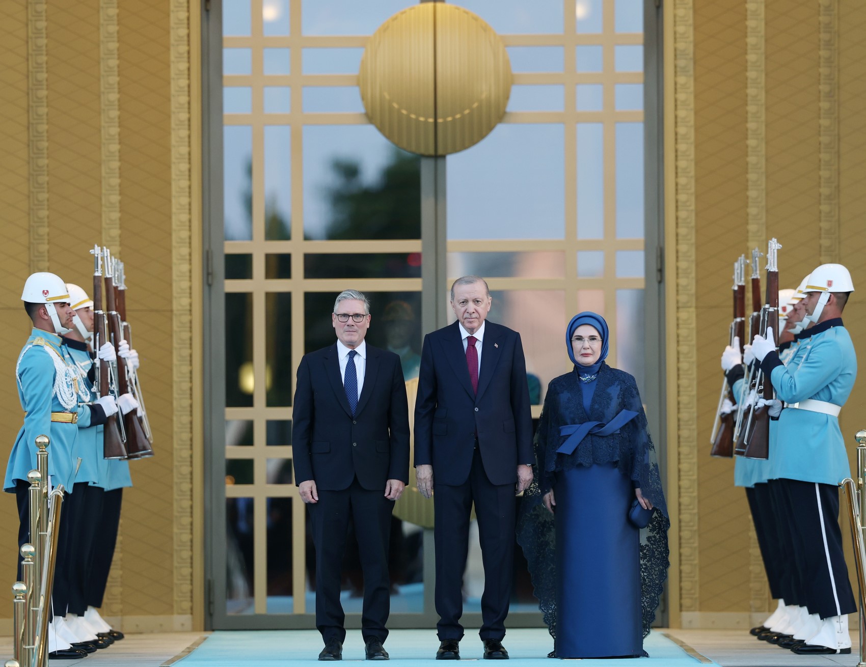 Devlet ve hükümet başkanları ile eşleri onuruna Cumhurbaşkanlığı Külliyesi'nde resepsiyon: Cumhurbaşkanı Erdoğan kapıda karşıladı