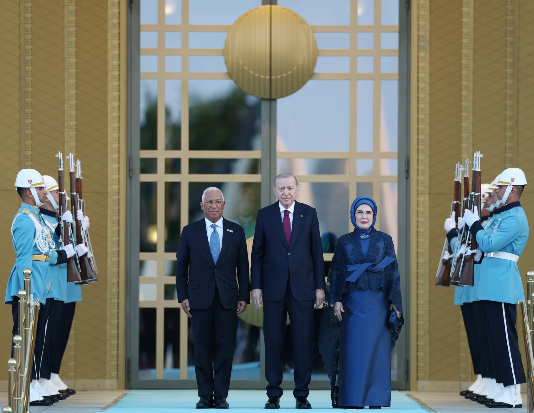 Devlet ve hükümet başkanları ile eşleri onuruna Cumhurbaşkanlığı Külliyesi'nde resepsiyon: Cumhurbaşkanı Erdoğan kapıda karşıladı