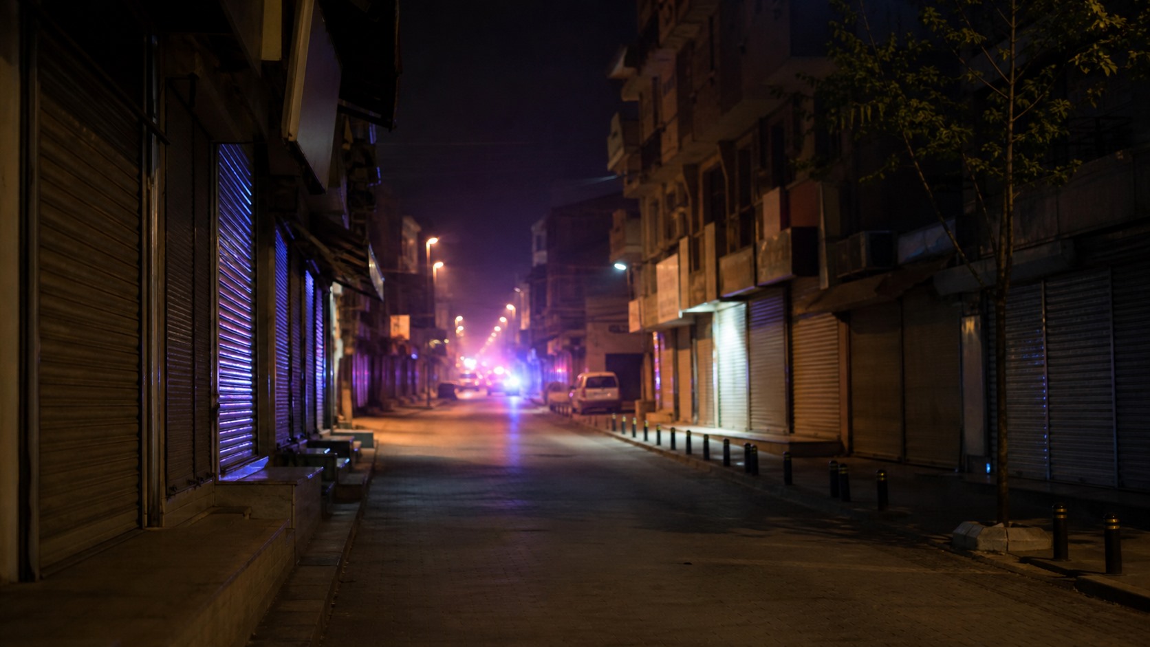 Gece kapalı iş yerlerinin bulunduğu temsili kent sokağı.