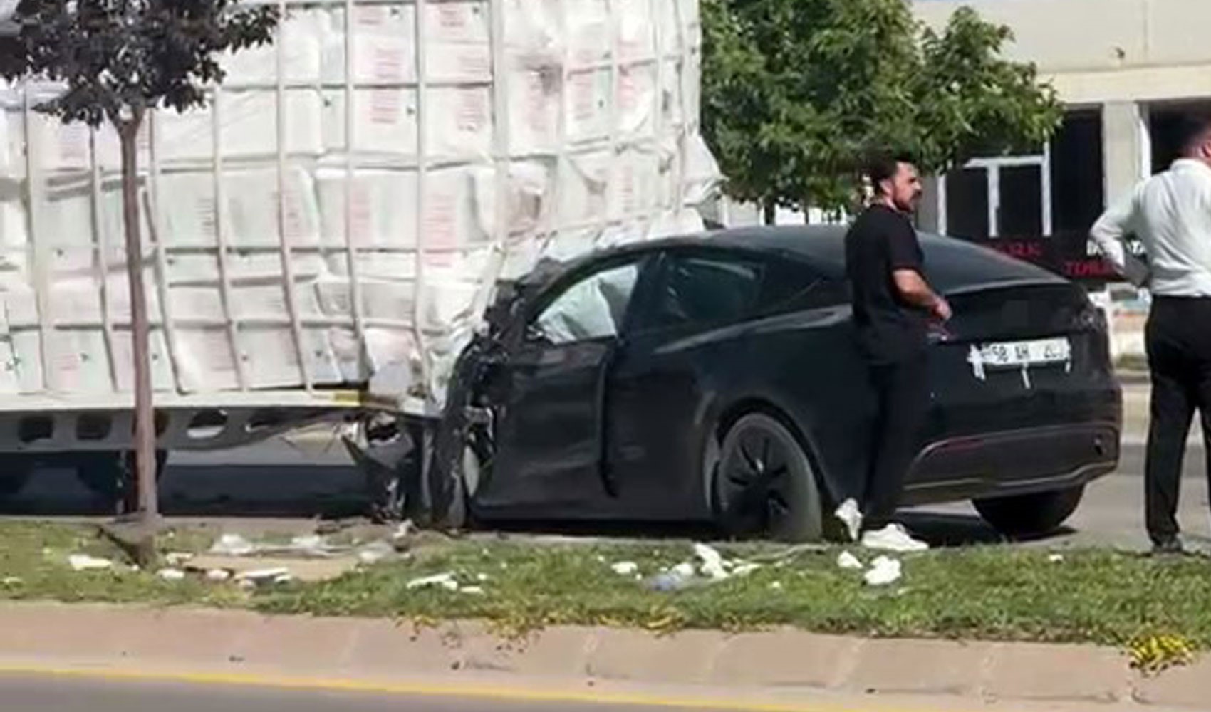 Kontrolden çıkan dorseye çarpan Tesla hurdaya döndü