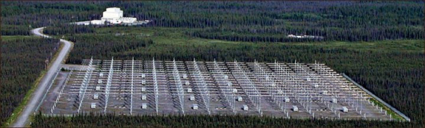 Ormanlık alanda geniş bir anten dizisinden oluşan HAARP tesisi.