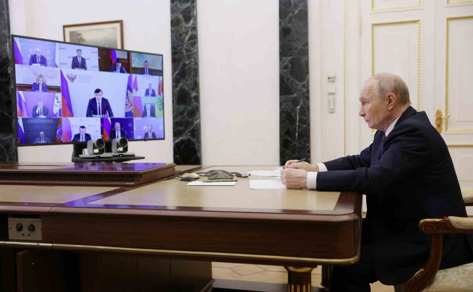 Vladimir Putin’in hükümet üyeleriyle video konferans yoluyla yaptığı toplantıdan görüntü.
