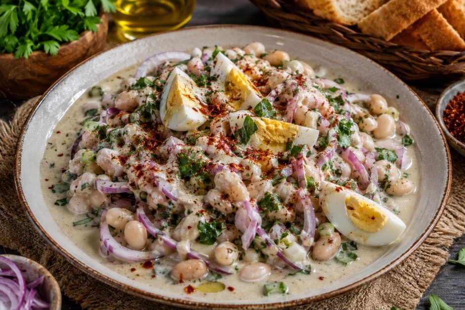 Tahinli soslu Antalya usulü piyaz tabağı.