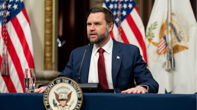 ABD Başkan Yardımcısı JD Vance konuşma yaparken görülüyor.