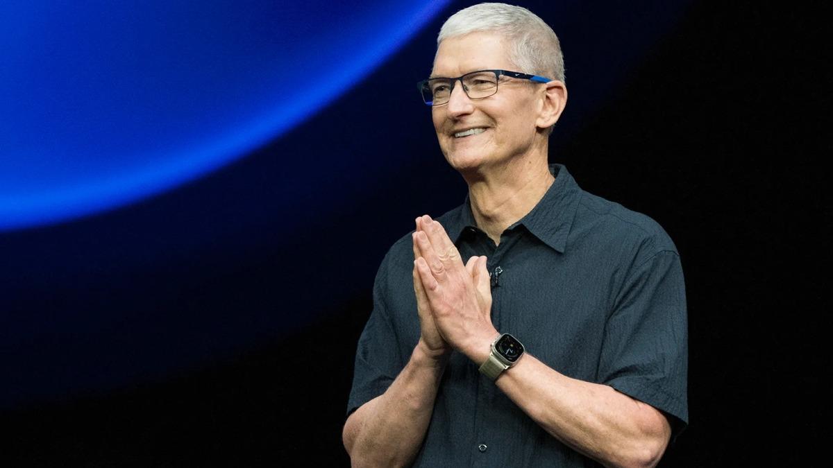 Apple CEO’su Tim Cook’u sahnede gösteren görsel.