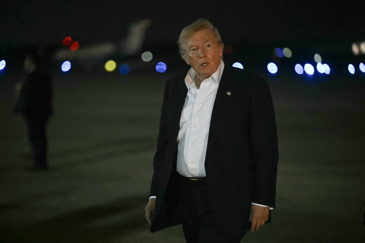 Donald Trump gece saatlerinde pistte yürürken görülüyor.