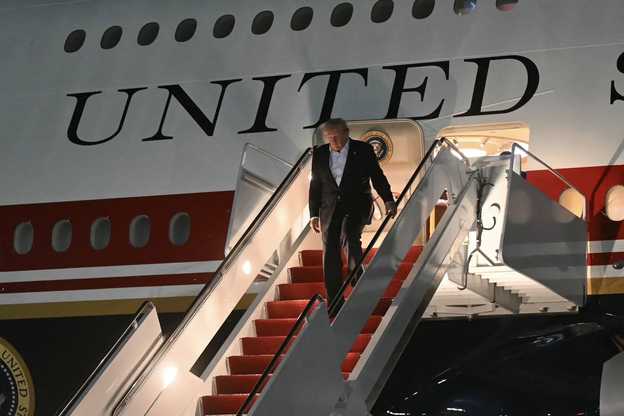 Donald Trump, üzerinde United yazısı görülen başkanlık uçağının merdivenlerinden inerken görülüyor.