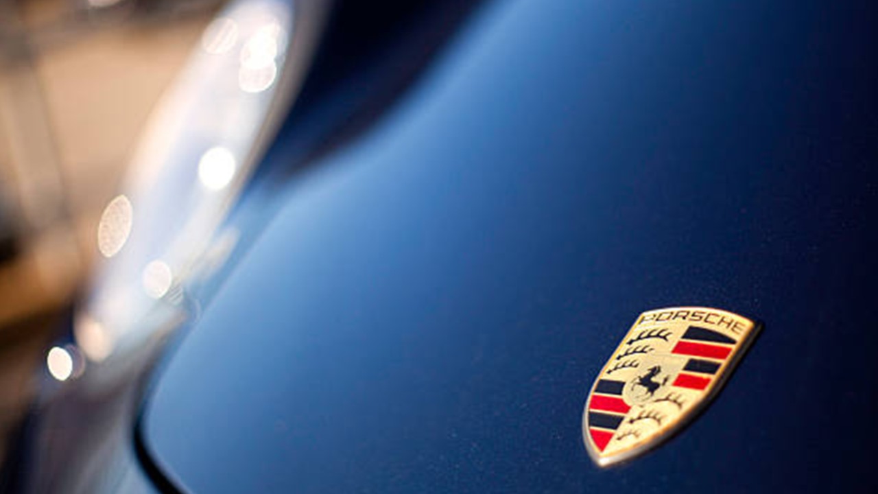 Porsche ambleminin yer aldığı otomobil kaputu yakın plan görüntüsü.
