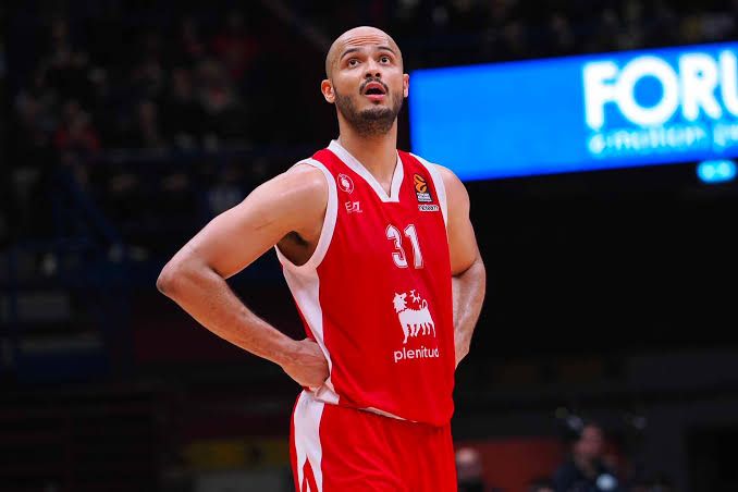 Shavon Shields, kırmızı Olimpia Milano formasıyla basketbol sahasında görülüyor.