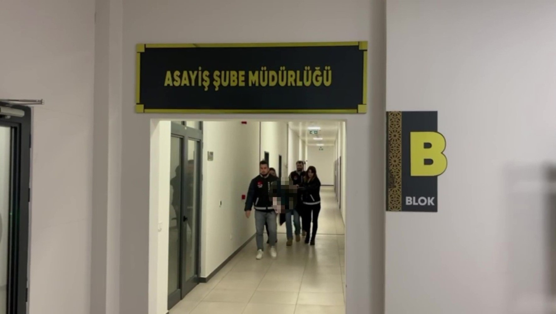 Aveva gettato nella spazzatura il neonato partorito 19 anni fa: in tribunale piange dicendo 'Non ricordo'