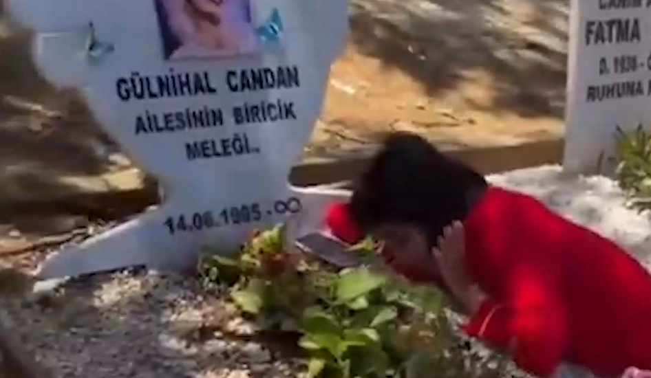 Nihal Candan’ın mezarı başında çekilmiş bir görüntü.