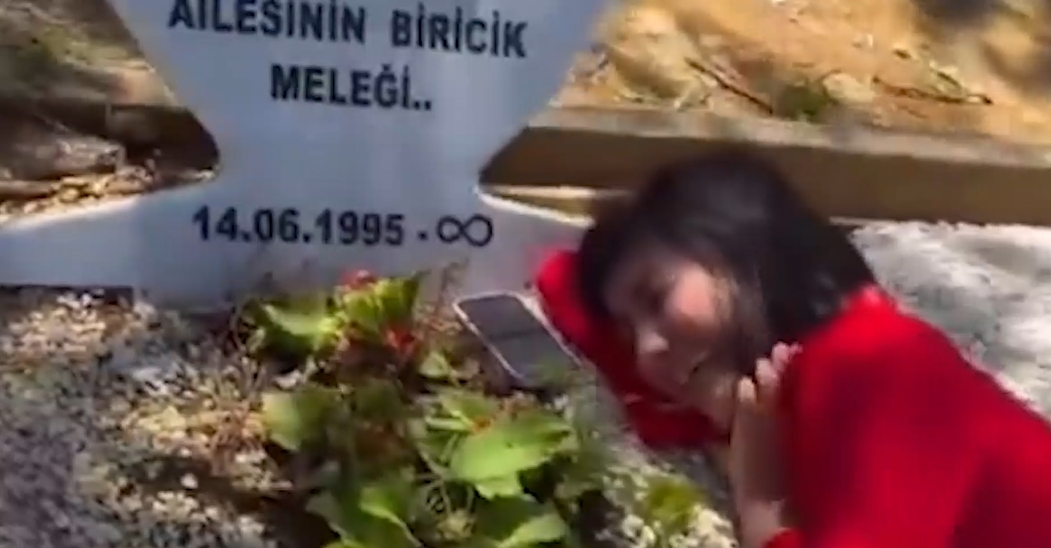 Bahar Candan’ın mezar başında ağladığı anlardan bir kare.
