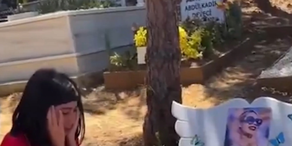 Mezarlıkta oturan Bahar Candan’ın görüntüsü.