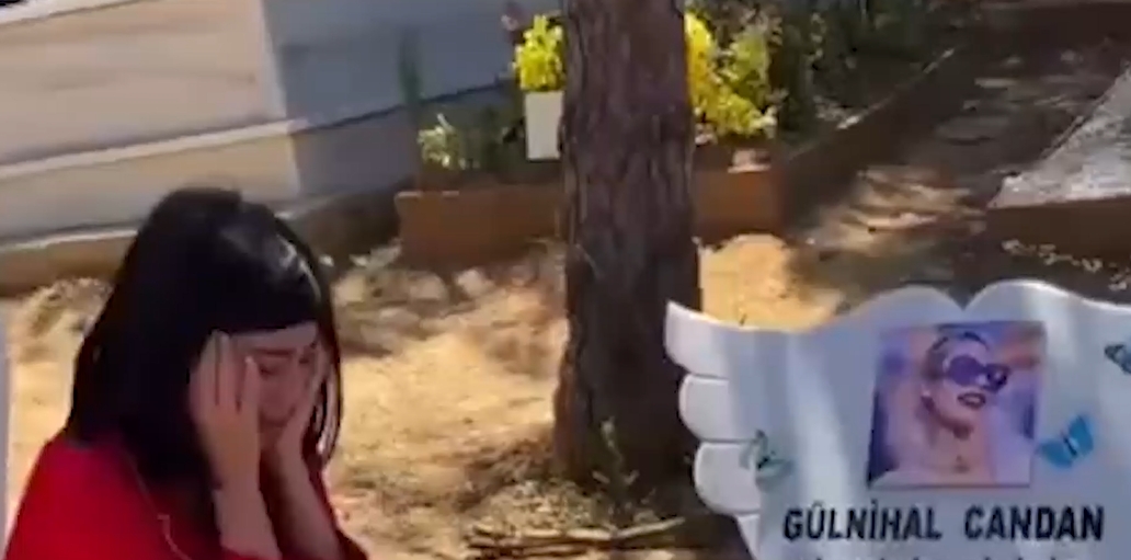 Bahar Candan’ın Nihal Candan’ın mezarı yanında ağladığı bir kare.