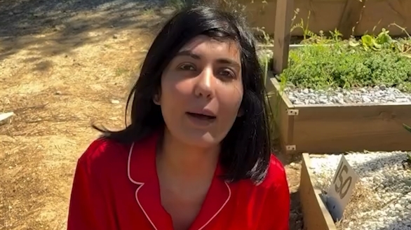 Bahar Candan’ın mezarlıkta konuştuğu bir video karesi.