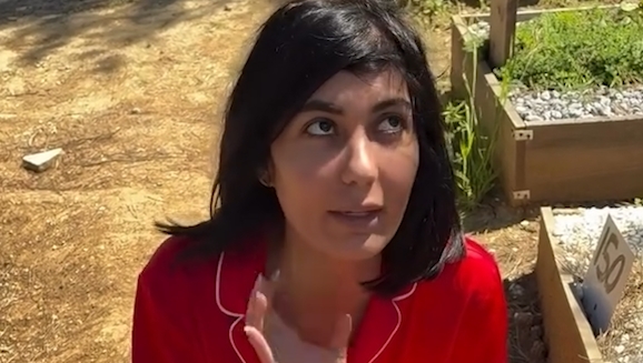 Bahar Candan’ın açık alanda konuştuğu bir görüntü.