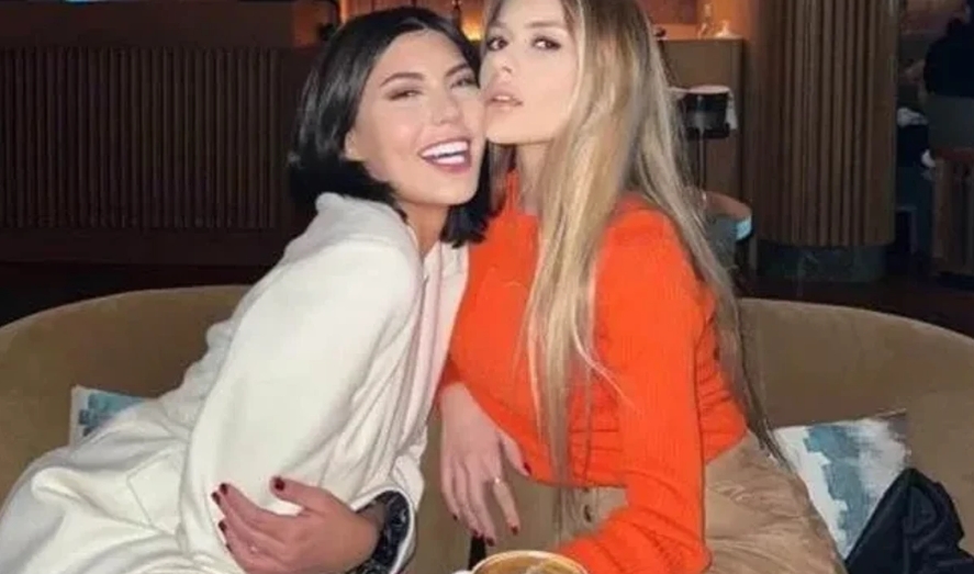 Bahar Candan ve Nihal Candan’ın birlikte poz verdiği bir fotoğraf.
