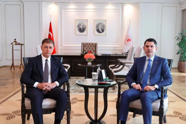 Cemil Tugay ve Murat Kurum bakanlık makamında karşılıklı koltuklarda oturuyor.